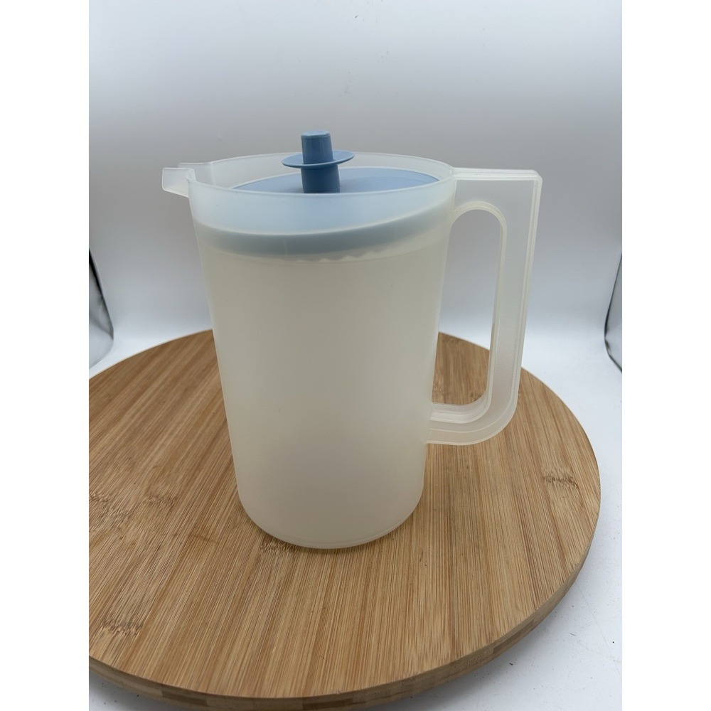 Vintage Push Button Blue TUPPERWARE 1/2 Gal Pitcher 1676-5